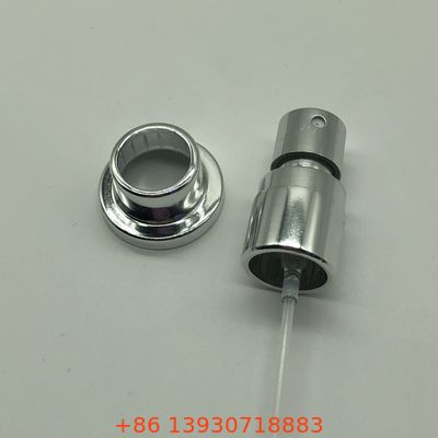 La pompa per profumi d'argento progettata con precisione con una finitura metallica resistente alla nebbia costante e controllata