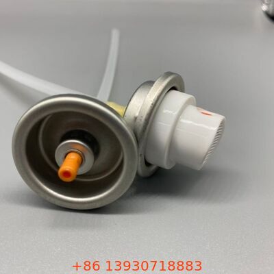 Valvola per detergente schiumogeno per impieghi gravosi con tappo a spazzola per la cura di tappeti e sedili