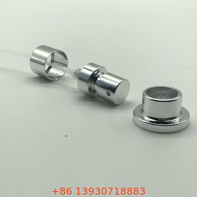 La pompa per profumi d'argento progettata con precisione con una finitura metallica resistente alla nebbia costante e controllata