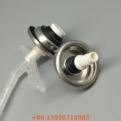 Valvola di spruzzo di schiuma in PU efficiente e a bassa pressione per kit di schiuma a due componenti con evacuazione completa del prodotto e rifiuti minimi.